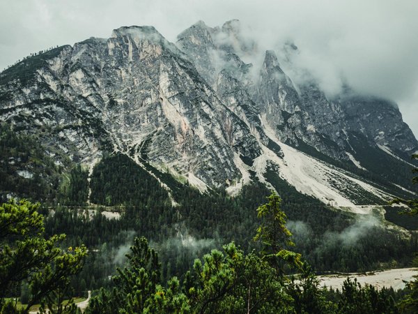 Comment organiser une croisière pour explorer les plages secrètes en Grèce?